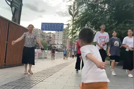 奶奶要回家了，4岁孙子舍不得，临别前孙子的举动真暖心视频封面
