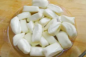 面条不用手擀了，2分钟教你懒人做法，面块瞬间变面条，一看就会