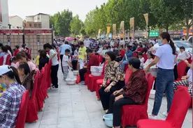 河南周口举行母亲节活动，1岁小女孩给妈妈洗脚，简直是太可爱了视频封面