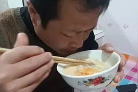 农村白面疙瘩汤，一盆疙瘩汤配酸甜萝卜，文科喝了两大碗，真给力