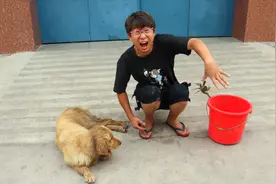 小伙测试螃蟹的夹力，让它夹自己的肉，看小伙的表情就知道多疼了