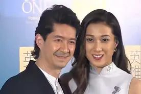 钟嘉欣罕见带老公出席活动，夫妻俩同台更像是父女！钟嘉欣谈家庭视频封面