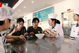 泪别军营，这是炊事女兵的青春芳华！视频封面