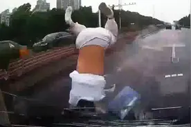 看着都疼！实拍：女孩闯红灯加“鬼探头”被撞飞 头下脚上着地！视频封面