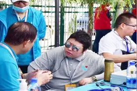 韩红做慈善20年被质疑，捐款金额曝光后，网友：太能“装”了！