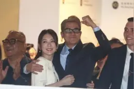 郭富城爱驹赛马跑第一，赢198万奖金超激动，手舞足蹈紧搂老婆视频封面