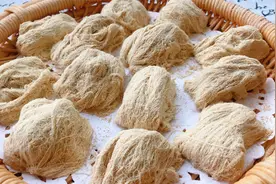 自制传统小吃龙须酥，用麦芽糖拉至千万根，如发丝纤细，入口即化