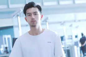 李现前女友曝光，难怪和杨紫合作擦不出火花，网友：前女友太美视频封面