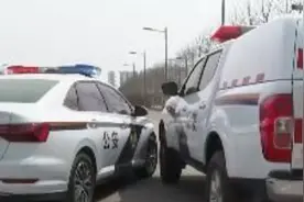 车辆变道时发生碰撞 交警教你如何定责视频封面