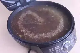 不管电饼铛油污多重，简单煮一煮，比用洗洁精还干净，厉害了