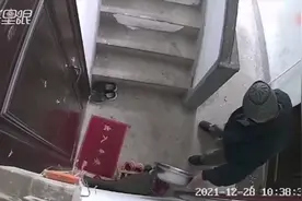 邻居把鞋子放楼道 老人两次用盆装水倒进鞋子里视频封面