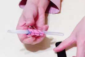 热熔胶枪不用买，用夹子夹住，方便好用，比插电的胶枪热的还快