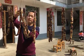 香肠长毛了怎么办？农村小伙往上面涂了一层啥，炒出来好吃又下饭