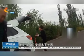 女子在高速应急车道又唱又跳，原来是在直播，民警来了也不停视频封面