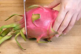 家里来客人了，用这4招切火龙果，好看不脏手，一上桌大家都夸好