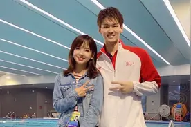 央视王冰冰官宣恋情！男方是游泳健将徐嘉余，曾多次示爱女方甜炸