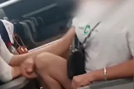 女子一上高铁就开始脱鞋抠脚，持续近半个小时，邻座小伙看不去了视频封面