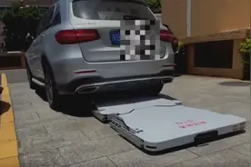 深圳推出挪车机器人，“傻瓜式”操作方便又安全视频封面