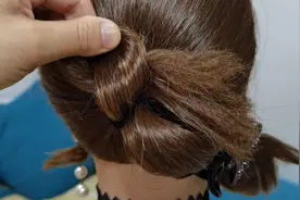 用两根手指盘优雅花苞丸子头发型，秀气百搭还好扎