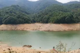 实拍义乌南山水库，水绿得像翡翠，游客在这钓鱼游泳喝山泉，惬意视频封面