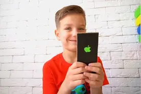 爸爸的手机令小男孩羡慕，小男孩自己动手做出纸质手机还有功能呢