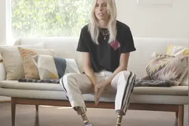 被截掉双腿的模特，用假肢活出精彩人生，成为时尚圈的宠儿视频封面