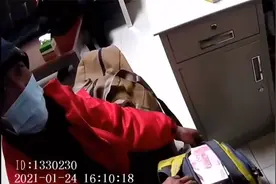 农民工带100万现金坐火车，乘警的反应亮了！视频封面