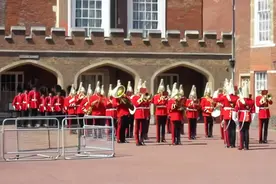 英国女王近卫军乐队演奏“加勒比海盗”主题曲