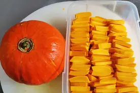 南瓜如何切条？大厨十年刀功演示如何准确快速出条，这手法我服