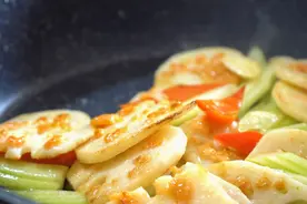 西芹炒藕片简单又好吃的家常菜，清脆爽口又营养，连吃3天都不腻