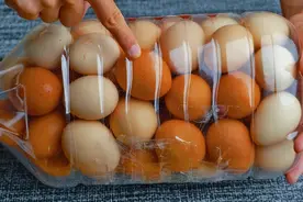 空油桶如何装鸡蛋？厨娘快速演示一遍，方法原来这么简单，很实用