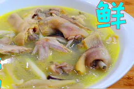 炖鸡汤不要搞得太复杂，只需要加入秘制食材，比普通炖的鲜100倍