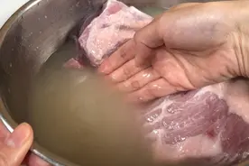 猪肉别光用清水洗了，厨师长教我清洗方法，脏东和西血水全洗出来视频封面