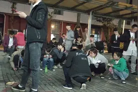 富士康员工的标配，休息的时候啊，右手拿着手机左手夹着烟视频封面