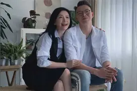 曾华倩56岁生日收儿子大礼，22岁林浩贤晒母亲旧照，感叹母亲真美视频封面