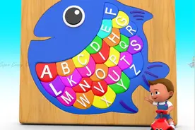 小宝宝骑着小车车玩鱼，真有太有趣了