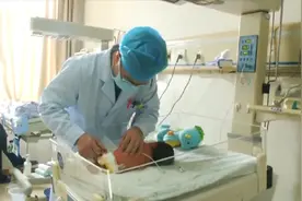 陕西一男婴长出“球形尾巴”，出生仅6小时就要手术视频封面