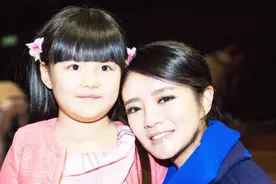 王诗龄近照曝光，白白胖胖肉嘟嘟颇有富态美，李湘：我家美妞妞！视频封面