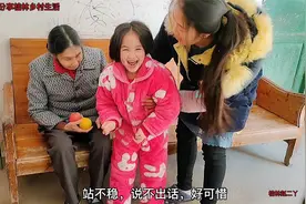 8岁小女孩是哑巴说不出话，脚走不稳路，跟奶奶生活，看到好心痛视频封面