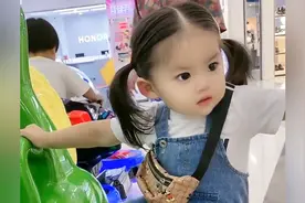 带二岁的宝贝闺女去逛街，这走路的小步伐简直太魔性了，真搞笑！视频封面