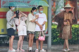 雨天的街头出现一位穿蓑衣戴斗笠的行人，大家会有什么反应呢视频封面