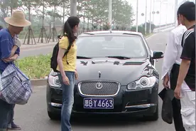 豪车撞了人，司机态度嚣张还倒打一耙，小姑娘要替伤者主持公道视频封面