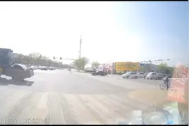 违规上路的压路机开的“很稳”。。。视频封面