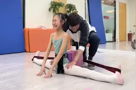 舞蹈班孩子因训练而疼哭，感受一下学舞的痛楚，想学舞要三思！视频封面