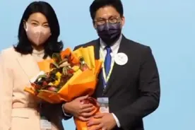 195票！霍启刚当选香港立法会议员，郭晶晶到场献花祝贺视频封面