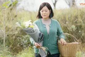 影视 当年丈夫为送学生去世如今儿子为国牺牲 柿红这辈子真不易！视频封面
