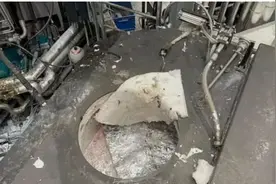 瑞士工人掉进720℃熔炉，熔化金属没过膝盖，忍痛爬出奇迹生还视频封面