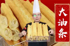 炸油条，配方比例固然很重要，但手法才是面点老师傅不外传的秘密