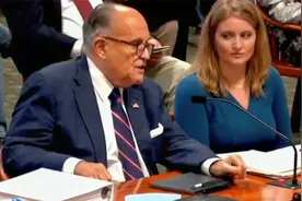 美国网红律师朱利安尼听证会上不停放屁 一旁女生嫌弃眼神亮了！视频封面