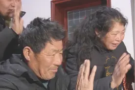 美籍女孩24年后 见“亲生父母” 母亲泪崩：对不起当初扔了你！视频封面